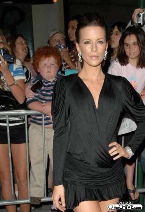 photo-bomb-fingers-5.SOL.DANS.jpg