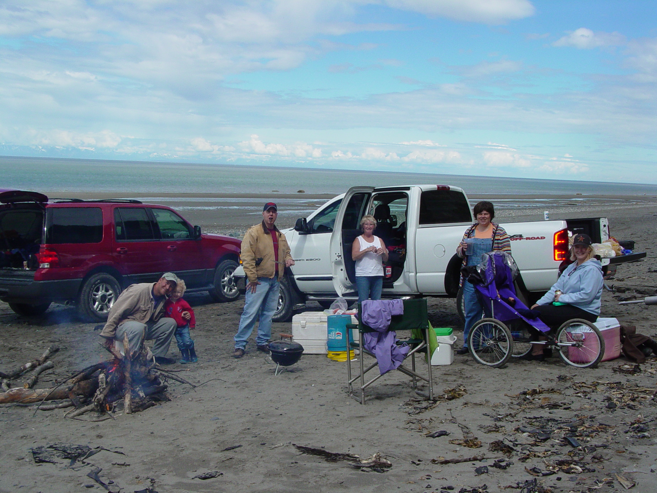 A post-razor clamming picnic on the beach.